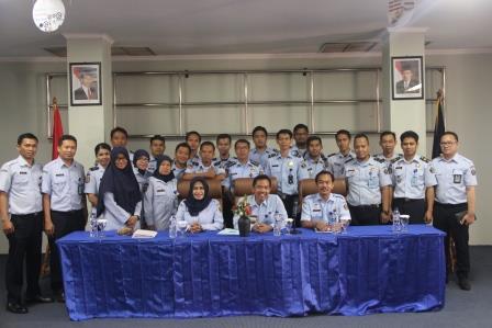 Kepala Divisi Administrasi Kanwil Banten bersama peserta Penyusunan RKBMN